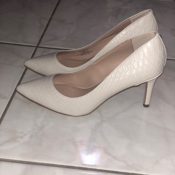 BCBG pumps - Picture 2 of 4